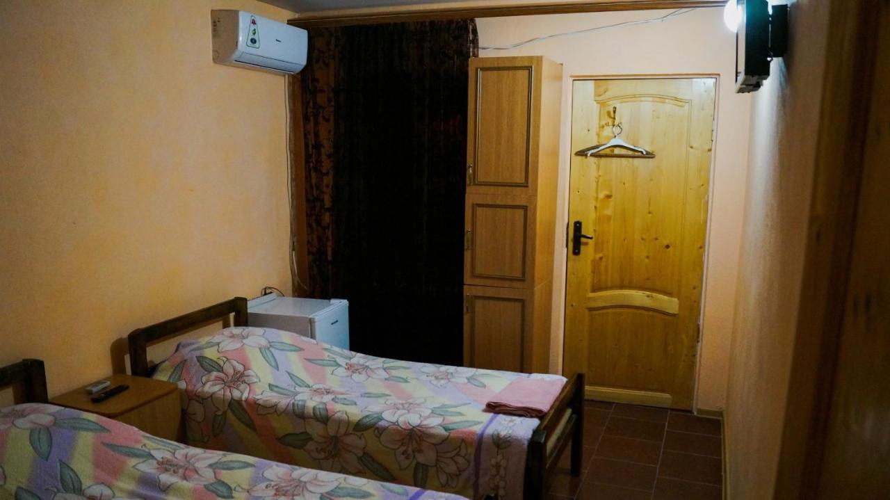 Hotel Гостевой Дом Ирина Sochumi Exterior foto